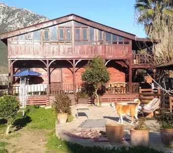 Uzumlu'da Türk kırsalında özel kaçış evi